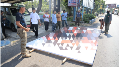 Gambar Banner Kampanye Caleg dan Capres Ditertibkan Satpol-PP Kota Probolinggo