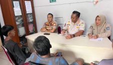 Kedua pekerja lapangan provider usai terkena razia satpol pp