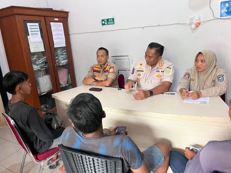 Kedua pekerja lapangan provider usai terkena razia satpol pp