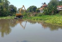 Dinas Pekerjaan Umum, Penataan Ruang, Perumahan dan Kawasan Permukiman (PUPR-PKP) saat melakukan pengerukan.