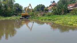 Dinas Pekerjaan Umum, Penataan Ruang, Perumahan dan Kawasan Permukiman (PUPR-PKP) saat melakukan pengerukan.