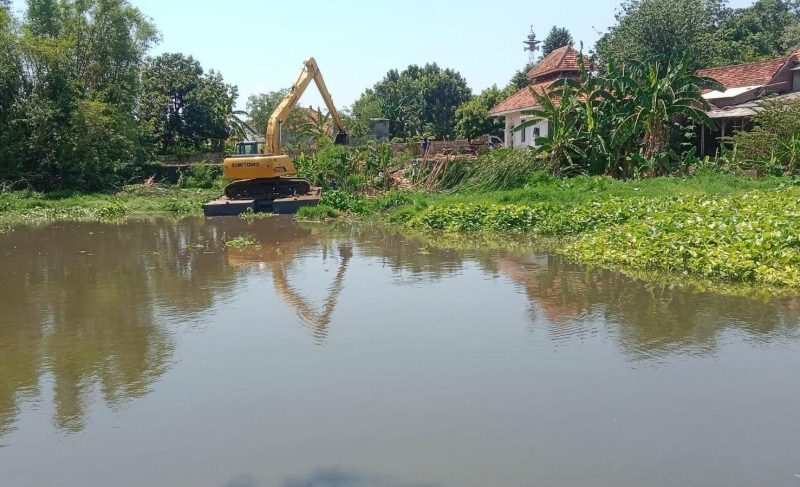Dinas Pekerjaan Umum, Penataan Ruang, Perumahan dan Kawasan Permukiman (PUPR-PKP) saat melakukan pengerukan.