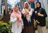 Kepala Dinas Pendidikan dan Kebudayaan (Disdikbud) Kota Probolinggo, Dr. Siti Romlah (Kemeja Putih) saat berfoto dengan orang tua peserta lomba.