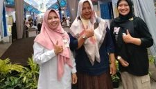 Kepala Dinas Pendidikan dan Kebudayaan (Disdikbud) Kota Probolinggo, Dr. Siti Romlah (Kemeja Putih) saat berfoto dengan orang tua peserta lomba.
