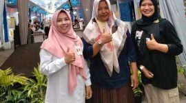 Kepala Dinas Pendidikan dan Kebudayaan (Disdikbud) Kota Probolinggo, Dr. Siti Romlah (Kemeja Putih) saat berfoto dengan orang tua peserta lomba.