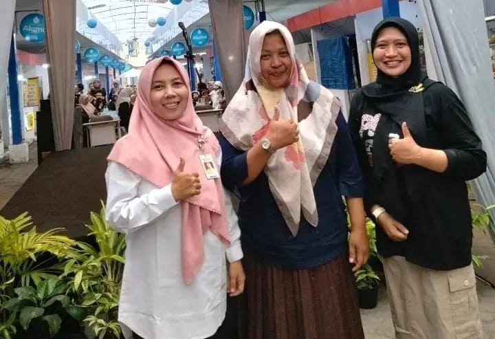 Kepala Dinas Pendidikan dan Kebudayaan (Disdikbud) Kota Probolinggo, Dr. Siti Romlah (Kemeja Putih) saat berfoto dengan orang tua peserta lomba.