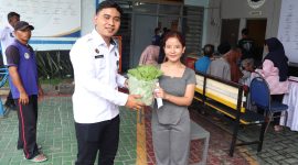 Pemberian sayur segar kepada pengunjung lapas 