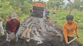 Masyarakat secara swadaya menutup kubangan lumpur di jalan