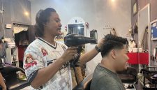 David saat melayani pelanggannya di barbershop Jagal Rambut