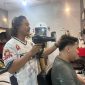 David saat melayani pelanggannya di barbershop Jagal Rambut