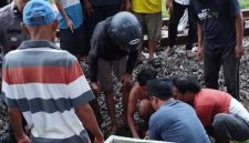 Korban saat dievakuasi warga