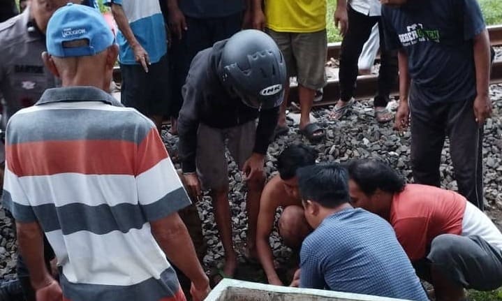 Korban saat dievakuasi warga