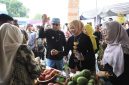 Walikota Probolinggo saat memgunjungi salah satu bazar mangga