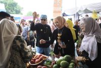 Walikota Probolinggo saat memgunjungi salah satu bazar mangga