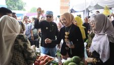 Walikota Probolinggo saat memgunjungi salah satu bazar mangga