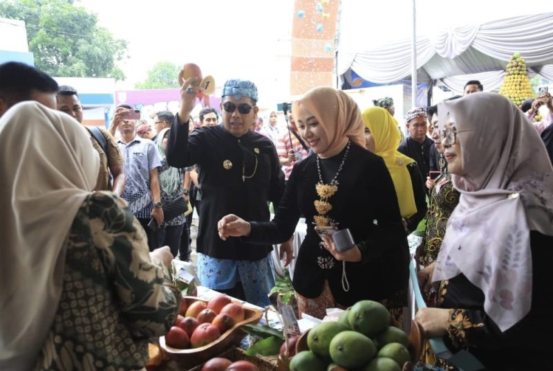Walikota Probolinggo saat memgunjungi salah satu bazar mangga