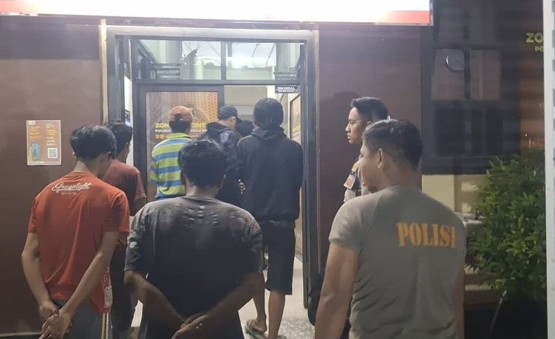 8 orang yang diduga terlibat pengeroyokan saat digiring petugas kepolisian