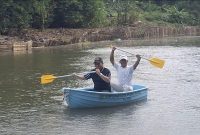 Walikota Probolinggo saat mencoba perahu di ranu sentong