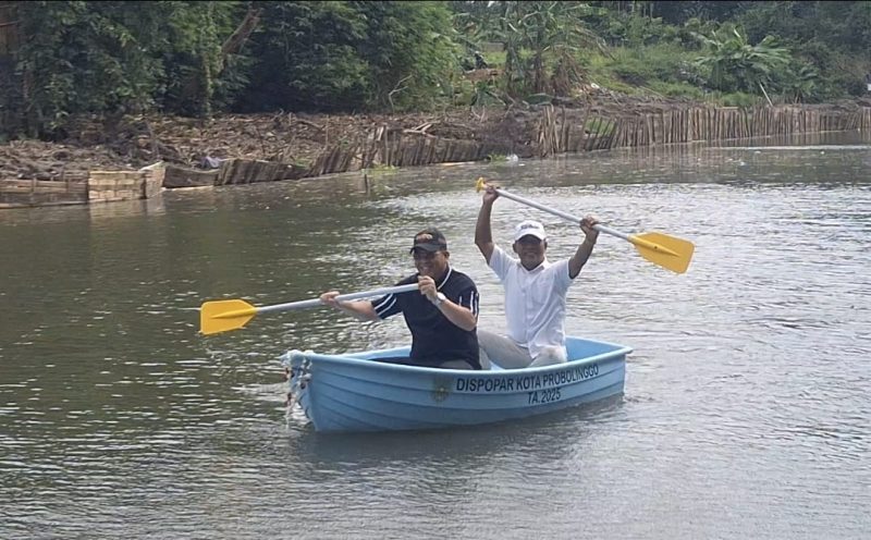 Walikota Probolinggo saat mencoba perahu di ranu sentong