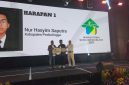 Nur Hasyim saat mendapatkan penghargaan juara harapan 1