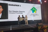 Nur Hasyim saat mendapatkan penghargaan juara harapan 1