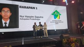 Nur Hasyim saat mendapatkan penghargaan juara harapan 1