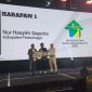 Nur Hasyim saat mendapatkan penghargaan juara harapan 1