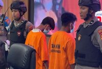 Kedua pelaku saat dihadirkan di pers rilis Polres Probolinggo Kota