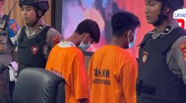 Kedua pelaku saat dihadirkan di pers rilis Polres Probolinggo Kota