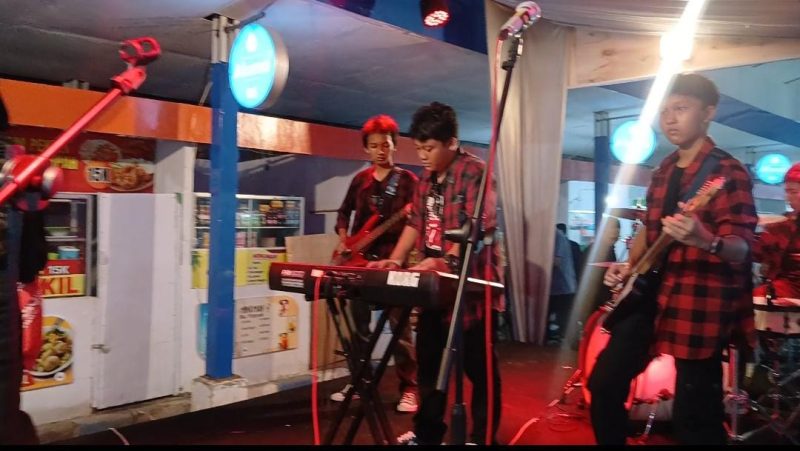 Penampilan salah satu peserta di Festival Band Pelajar Disdikbud Kota Probolinggo 