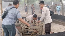 Polisi saat mengamankan barang bukti