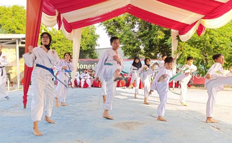 Peserta ujian atlet Taekwondo saat menjalani ujian dengan penuh semangat