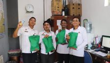 Pegawai rutan menyambut gembira saat menerima paket kesehatan dibagikan