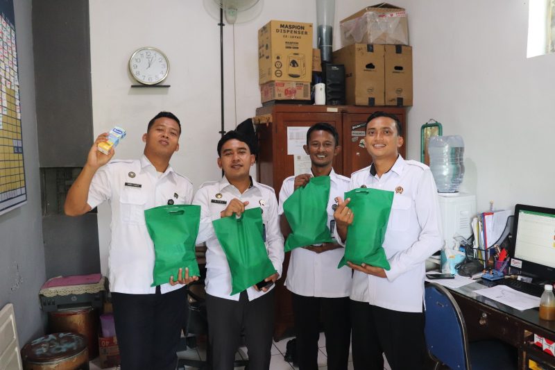 Pegawai rutan menyambut gembira saat menerima paket kesehatan dibagikan
