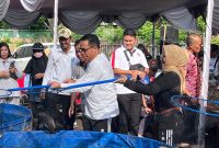 Walikota Probolinggo saat panen ikan gurame