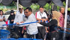 Walikota Probolinggo saat panen ikan gurame