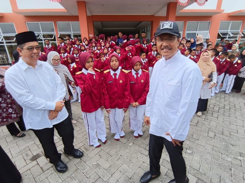 Walikota Probolinggo dan menteri Sosial saat berkunjung di Sekolah Rakyat