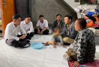 Anggota Polres Probolinggo kota saat mengevakuasi anak yang ditemukan di terminal bayuangga.