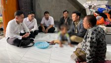 Anggota Polres Probolinggo kota saat mengevakuasi anak yang ditemukan di terminal bayuangga.