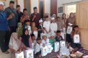 Acara bakti sosial pemberian santunan anak yatim dan duafa