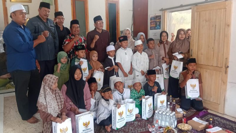 Acara bakti sosial pemberian santunan anak yatim dan duafa