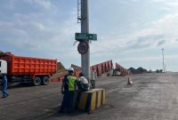 Foto Kapal tongkang yang mengalami patah di Pelabuhan probolinggo