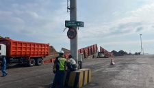 Foto Kapal tongkang yang mengalami patah di Pelabuhan probolinggo