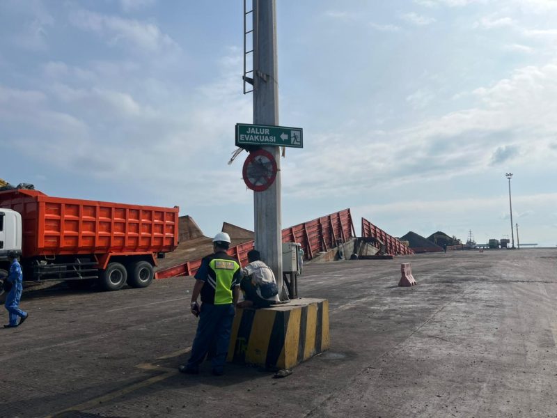 Foto Kapal tongkang yang mengalami patah di Pelabuhan probolinggo