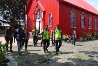 Kapolres Probolinggo kota saat cek keamanan di Gereja