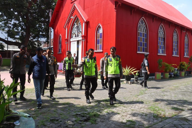 Kapolres Probolinggo kota saat cek keamanan di Gereja