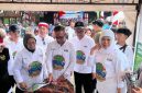 Gubernur khofifah saat kunjungan di pantai probolinggo ( foto: bolinggotv)