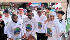 Gubernur khofifah saat kunjungan di pantai probolinggo ( foto: bolinggotv)