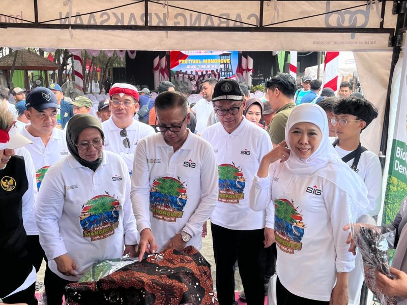 Gubernur khofifah saat kunjungan di pantai probolinggo ( foto: bolinggotv)