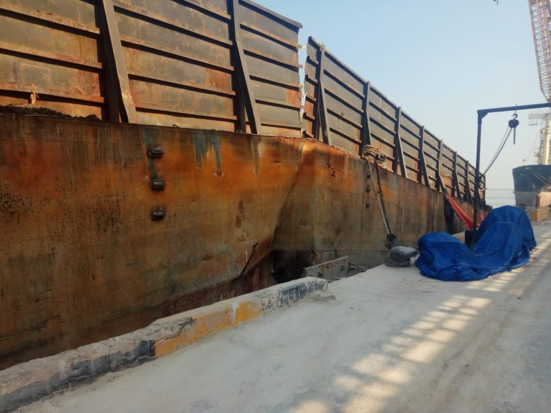 Kodisi kapal tongkang yang mengalami patah di pelabuhan Probolinggo